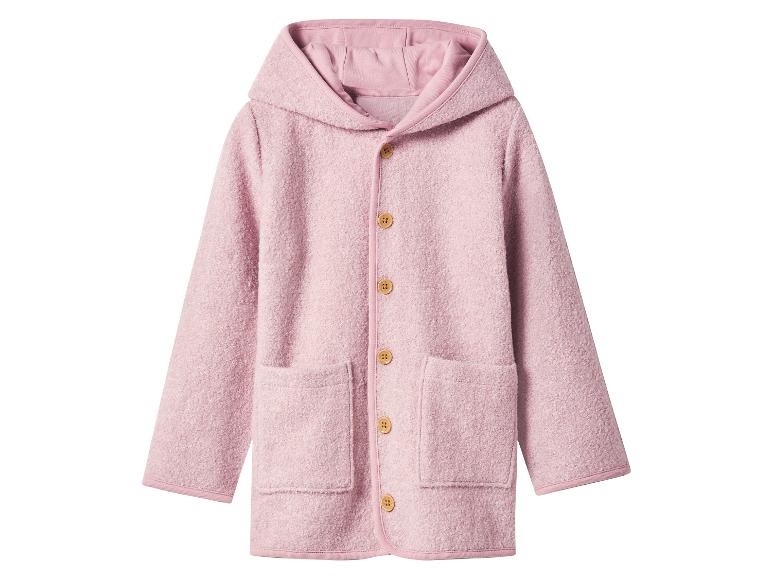 Rosa Kinderjacke mit Kapuze und Holzknöpfen.