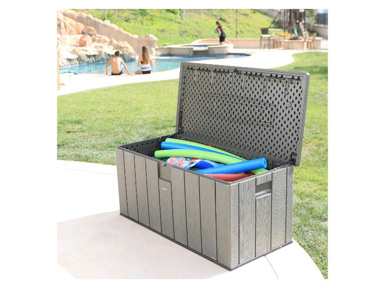 Outdoor-Aufbewahrungsbox mit Poolnudeln und Handtüchern, neben einem Schwimmbad mit Menschen.