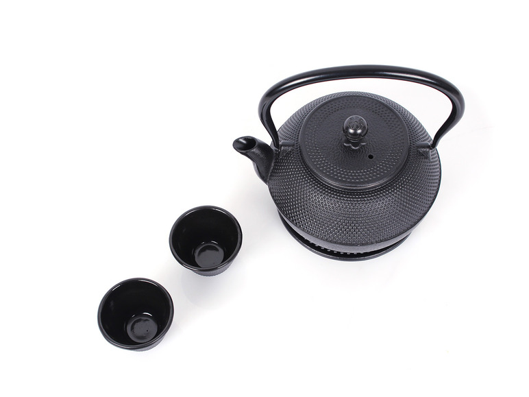 Eine schwarze Teekanne und zwei Tassen