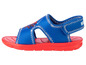 Blaue Sandalen mit roter Sohle und Spiderman-Motiv.