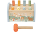 Holz-Hammerspiel mit bunten Stiften und Waldmotiv, inklusive orangefarbenem Hammer.