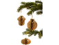 Braune Papier-Weihnachtsdekorationen hängen an einem grünen Tannenbaum.
