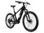 Schwarzes E-Mountainbike mit grünen Akzenten, Vorderansicht.