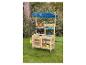 Hölzerne Outdoor-Spielküche mit blauem Planendach, Kreidetafel, Spüle und Gartengeräten.