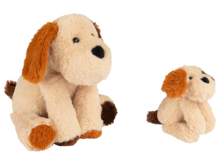 Zwei beige und braune Plüschhunde sitzen auf weißem Hintergrund.