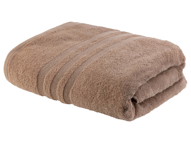 Ein braunes Handtuch, das auf einem weißen Hintergrund gefaltet ist.