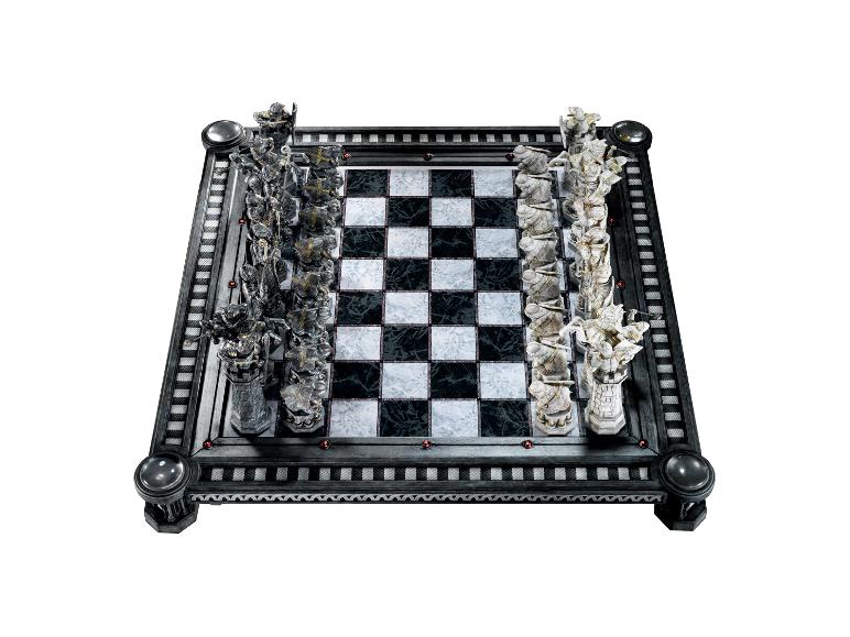 The Noble Collection Schachset mit detailreichen Fantasy-Spielfiguren auf einem Brett in Marmoroptik.