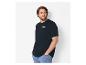 Mann in schwarzem T-Shirt und blauen Jeans, mit Bergmotiv auf der Brust.