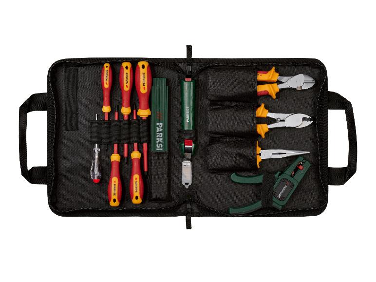 Werkzeugset mit Schraubendrehern, Zangen und anderen Werkzeugen in einer schwarzen Tasche.