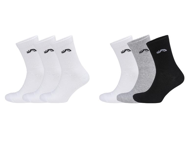 Set aus sechs Paar Socken: drei weiße und drei in Weiß, Grau und Schwarz.