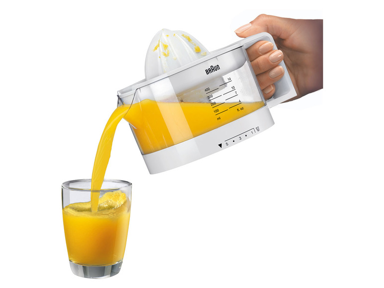 Eine Braun Zitruspresse gießt Orangensaft in ein Glas.