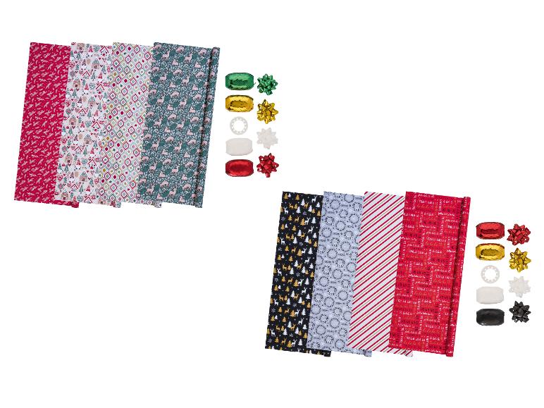 Weihnachtliches Geschenkpapier und Bänder in verschiedenen Farben und Mustern.