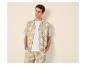 Mann in Palmenblatt-Hemd und Shorts, lässiger Sommer-Look.