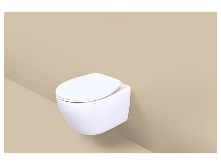 Wandhängendes weißes WC vor beigem Hintergrund