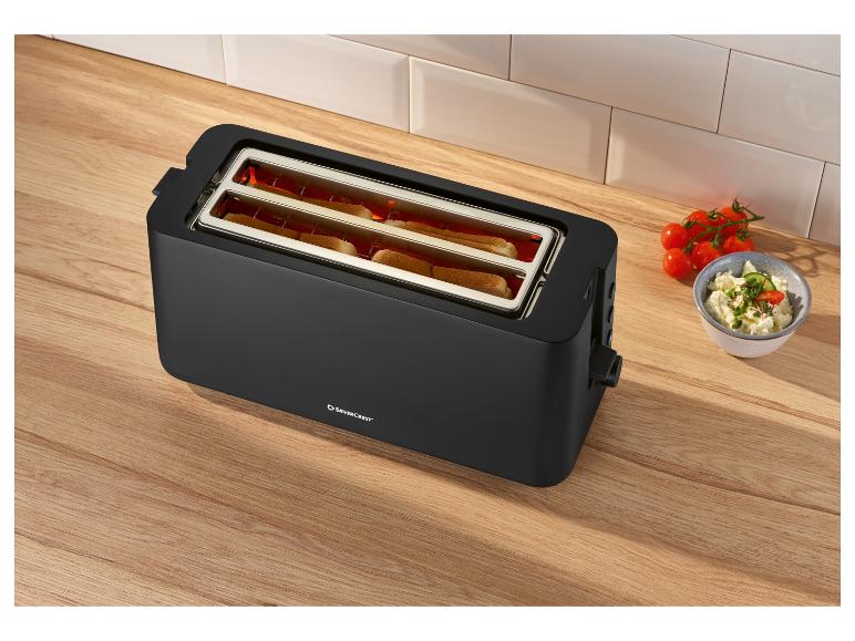 Schwarzer SilverCrest Toaster mit Toast, Tomaten und Aufstrich auf Holzarbeitsplatte.