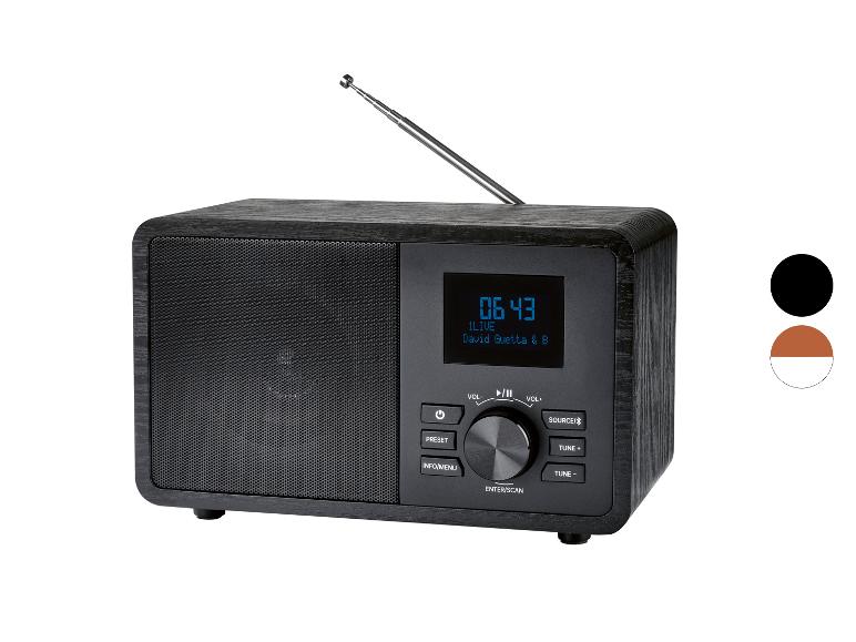 Schwarzes Digitalradio mit Bildschirm, der Uhrzeit und Songtitel anzeigt, und Bedientasten.