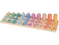 Holz-Zähl- und Sortierspielzeug mit Zahlen, Formen und Ringen in Pastellfarben.
