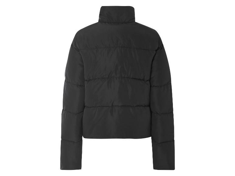 Schwarze Daunenjacke mit hohem Kragen.