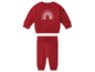 Roter Babypullover mit Regenbogen-Druck und passende Hose.