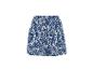 Damen-Shorts mit blau-weißem Blättermuster.