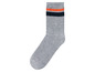 Graue Socke mit orange und blauen Streifen.