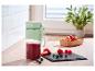 SilverCrest tragbarer Mixer mit Smoothie und frischem Obst auf einem Holzbrett.