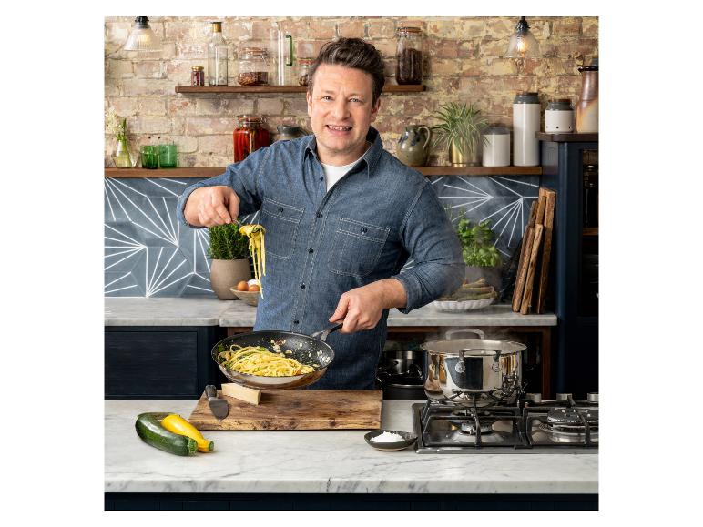 Jamie Oliver kocht Pasta in einer Küche mit Ziegelwänden und Marmorarbeitsplatten.