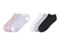Sechs Paar Socken, darunter gestreifte, unifarbene und gemusterte.