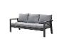 Graues Outdoor-Sofa mit dunklem Metallrahmen und Kissen