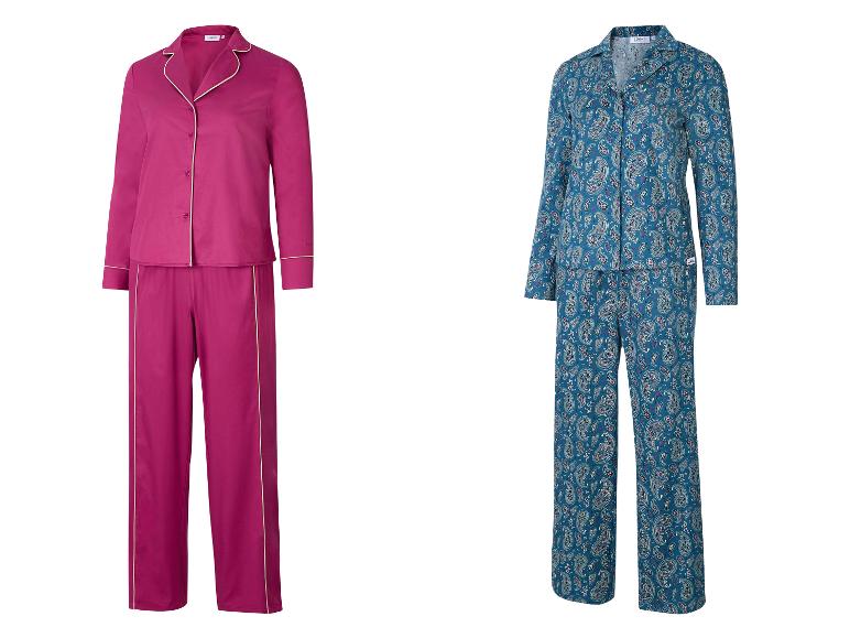 Zwei Damen-Pyjama-Sets: eines in Fuchsia mit weißem Besatz, das andere blau mit Paisley-Muster.