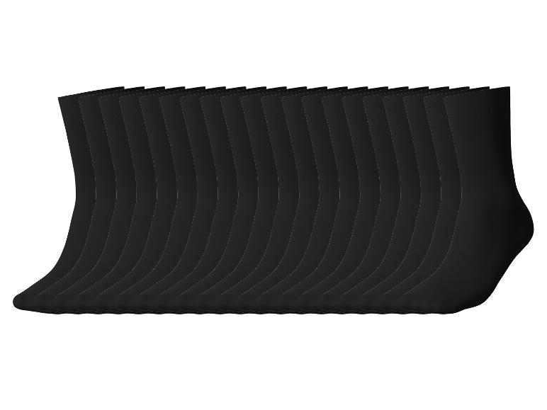 Eine Reihe schwarzer Socken, ordentlich angeordnet.