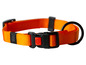 Ein orangefarbenes Hundehalsband von Ruffwear mit schwarzer Schnalle und einem Ring.