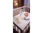 Baby schläft in einem Gitterbett, in einem Schlafsack, in einem gemütlichen Schlafzimmer.