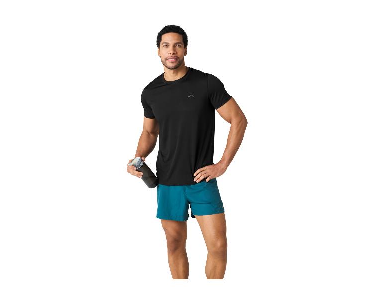 Mann in schwarzem Sport-T-Shirt und blauen Sport-Shorts.