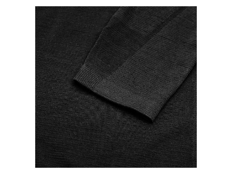 Ärmel eines schwarzen Feinstrickpullovers mit geripptem Bündchen.