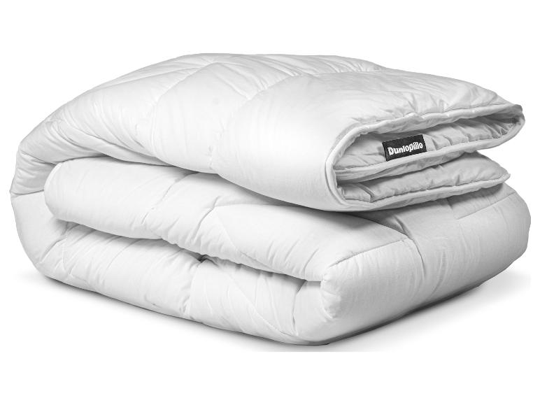 Gefaltete weiße Bettdecke mit Steppmuster.