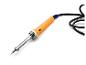 Ein orangefarbener elektrischer Lötkolben mit schwarzem Kabel, auf weißem Hintergrund.