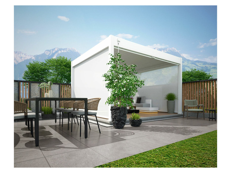 Eine Terrasse mit einer weißen Pergola, einem Esstisch und Stühlen, Pflanzen und Rasen.