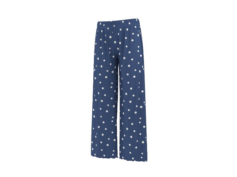 Blaue Hose mit Gänseblümchenmuster.