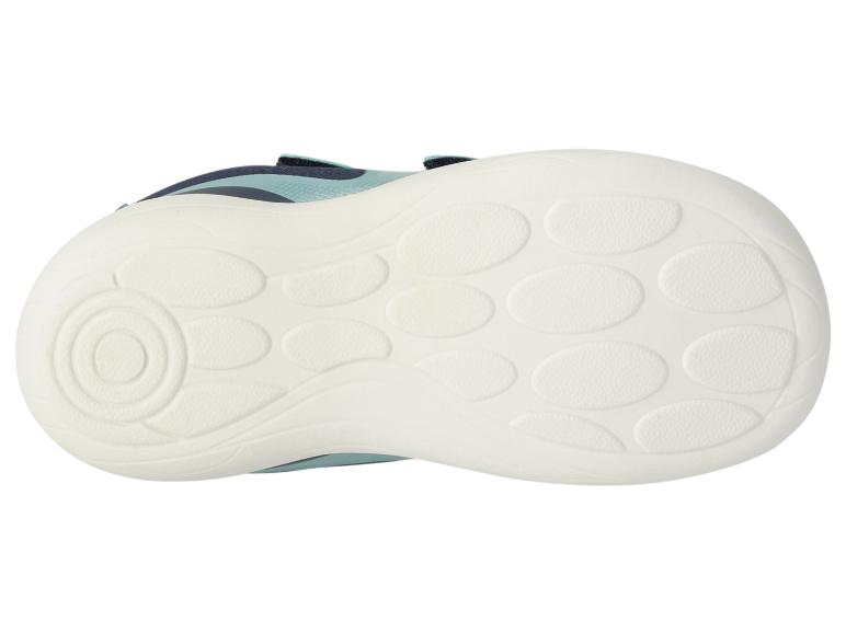 Weiße Sohle eines blau-hellblauen Kinder-Sportschuhs.