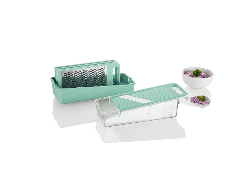 Eine grüne Mandoline und Reibe mit geschnittener roter Zwiebel