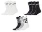 Drei Paar Socken: weiße, schwarze und schwarz-grau-weiß karierte