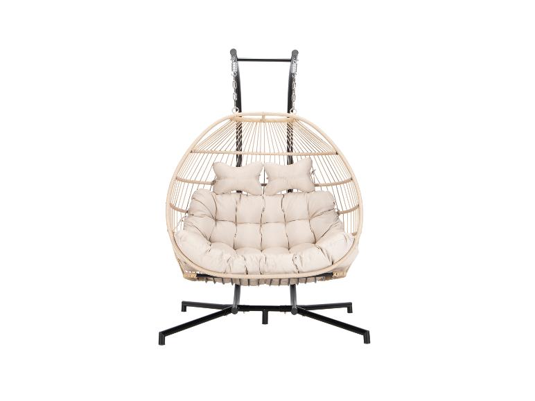 Hängesessel aus Rattan mit beigen Kissen und schwarzem Metallgestell