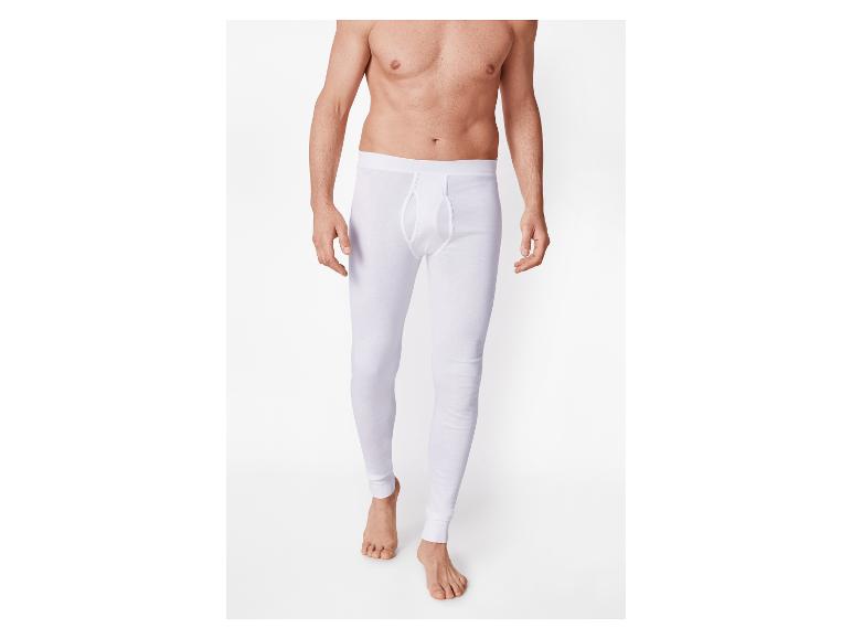 Hemdloser Mann in weißer langer Unterwäsche vor weißem Hintergrund.