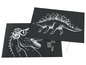 Zwei schwarze Tafeln mit Bildern von Dinosauriern: ein Stegosaurus und ein T-Rex mit Brille und Kopfhörern.