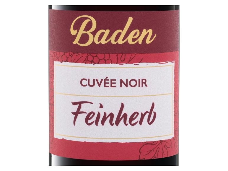 Weinflaschenetikett mit „Baden Cuvée Noir Feinherb“ Text und Weinblatt-Design.
