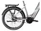 Silbernes E-Bike mit schwarzen Schutzblechen, Gepäckträger und Riemenantrieb.