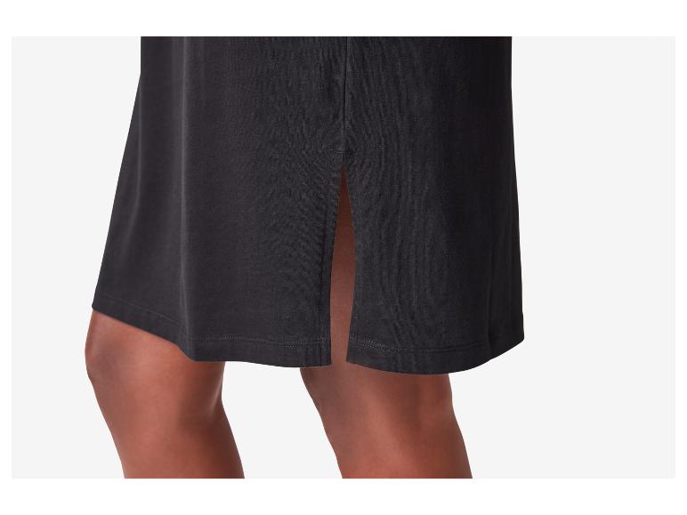 Einfaches schwarzes Kleid, minimalistischer Stil.