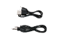 USB-Ladekabel und Audiokabel mit Klinkenstecker auf schwarzem Hintergrund
