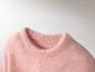 Detail des Rundhalsausschnitts des ESMARA® Damen Mohair-Mix-Premium-Pullovers in Rosa.